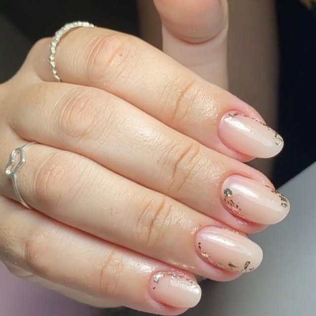 Nude com detalhes dourados